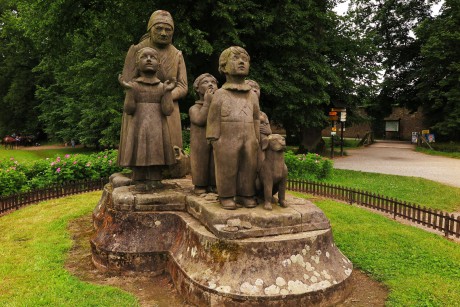 Pomník Babičky s dětmi (1)