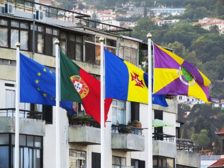 Madeira_2015_07_26 (78)_Funchal_vlajky na náměstí Praca da Autonomia