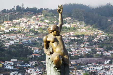 Madeira_2015_07_26 (79)_Funchal_socha Autonomie na Avenida do Mar