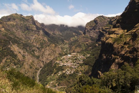 Madeira_2015_07_27 (66)_vyhlídka Eira do Serrado_pohled na Curral das Freiras