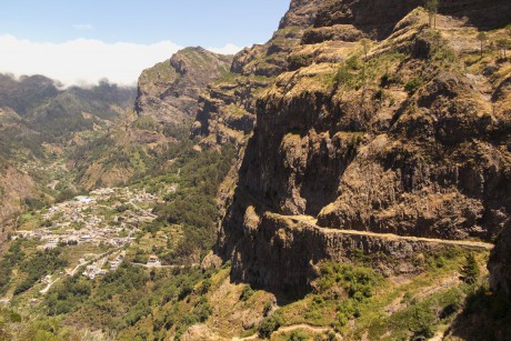 Madeira_2015_07_27 (70)_vyhlídka Eira do Serrado_pohled na Curral das Freiras
