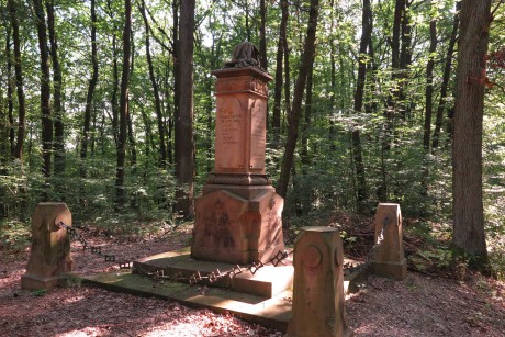 013_Svíb - pomník rakouského praporu polních myslivců č. 30 - tzv. Klobouk (Poláci od Krakova) (1)