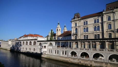 Lublaň - Plečnikova kolonáda s katedrálou sv. Mikuláše v pozadí
