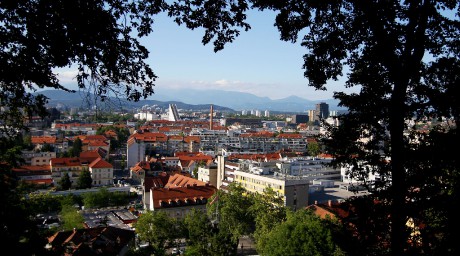 Lublaň - vyhlídka z úbočí hradního vrchu k SZ