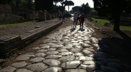Ostia Antica - pozůstatky města (11) - hlavní ulice Decumanus Maximus