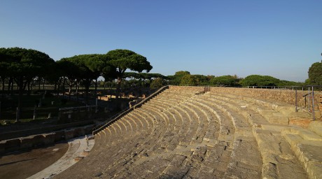 Ostia Antica - pozůstatky města (32) - divadlo - 12 př.n.l.