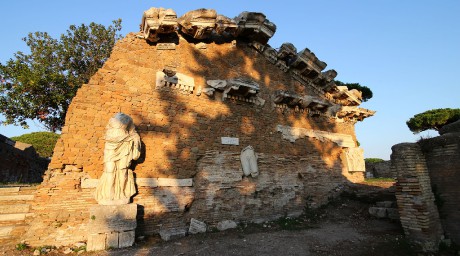 Ostia Antica - pozůstatky města (46) - zbytky Chrámu Říma a Augusta na Foru