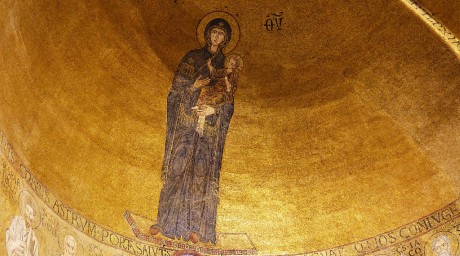 Torcello_Katedrála Santa Maria Assunta (639-1008)_mozaika Panny Marie typu Hodegetria_hlavní apsida (2)