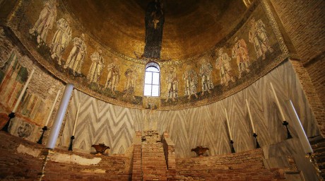 Torcello_Katedrála Santa Maria Assunta (639-1008)_synthronon v hlavní apsidě (1)