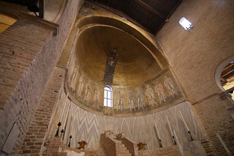 Torcello_Katedrála Santa Maria Assunta (639-1008)_synthronon v hlavní apsidě (2)