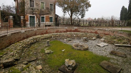 Torcello_Katedrála Santa Maria Assunta (639-1008)_zbytky křtitelnice ze 7. století (1)