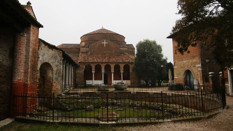Torcello_Katedrála Santa Maria Assunta (639-1008)_zbytky křtitelnice ze 7. století (2)