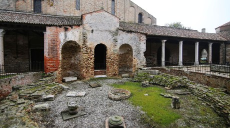 Torcello_Katedrála Santa Maria Assunta (639-1008)_zbytky křtitelnice ze 7. století (3)