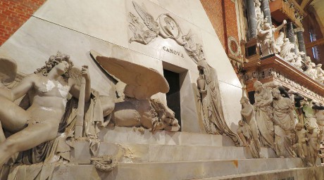 Benátky-Bazilika Santa Maria Gloriosa dei Frari_Antonio Canova_hrobka