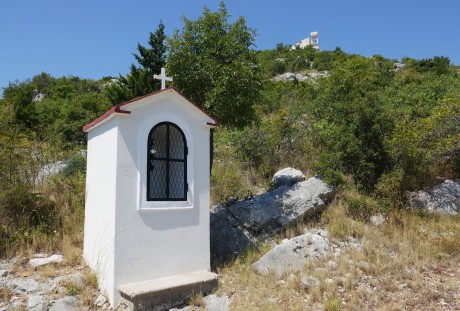 2017_07_Chorvatsko-Vodice_vrch Okit_133 m_kostel Matky Boží Karmelské (1)