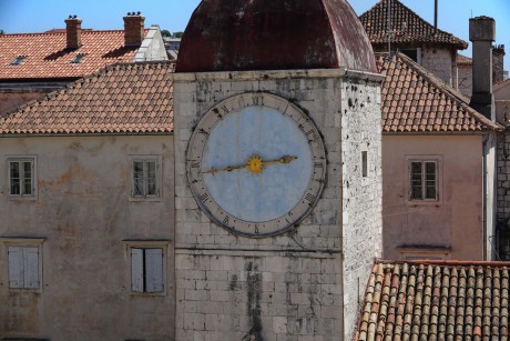 2017_07_Chorvatsko_Trogir_hodinová věž na Náměstí Jana Pavla II