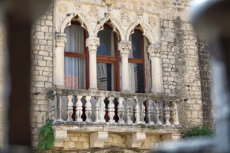 2017_07_Chorvatsko_Trogir_okna paláce Ćipiko