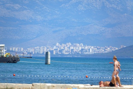 2017_07_Chorvatsko_Trogir_pohled z pláže ke Splitu