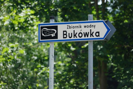 2018_06_16_Nádrž Bukówka_ukazatel v obci