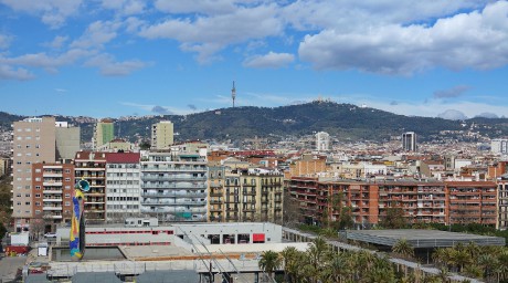 Barcelona_pohled na Tibidabo z terasy obchodní centra Arenas