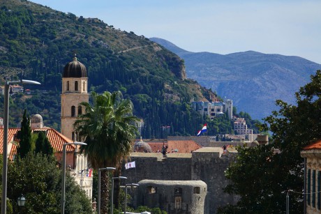 2018_09_Dubrovnik_pohled z ulice Brsalje na hradby