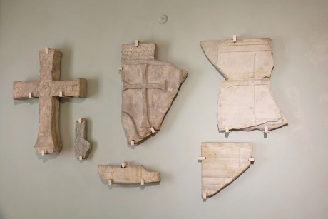 Ravenna_arcibiskupské muzeum_fragmenty z 5.-6. století_kříž ze14.-15. století