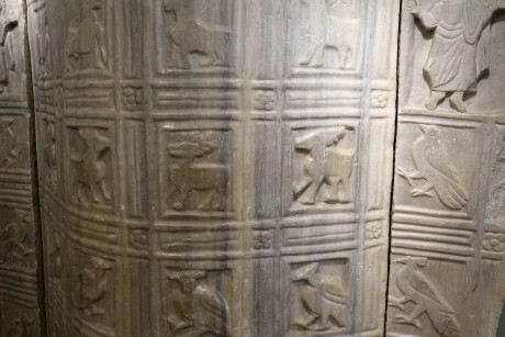 Ravenna_arcibiskupské muzeum_průčelí ambonu z původní baziliky sv. Jana a Pavla_596-97 (2)
