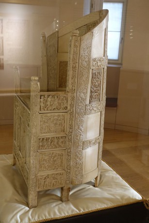 Ravenna_arcibiskupské muzeum_slonovinové křeslo biskupa Maximiána ze 6. století (2)