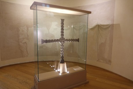 Ravenna_arcibiskupské muzeum_stříbrný kříž biskupa Agnella ze 6. století (1)