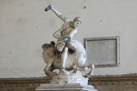 Florencie_Piazza Signoria_Loggia dei Lanzi_Giambologna_Herkules krotící kentaura_1599