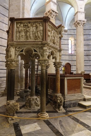 Pisa_baptisterium_interiér (3)