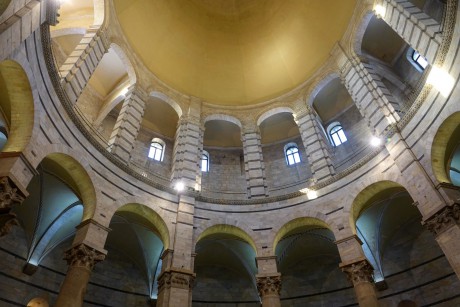 Pisa_baptisterium_interiér (4)