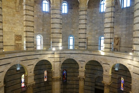 Pisa_baptisterium_interiér (8)
