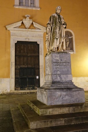 Pisa_Statue of Nicola Pisano