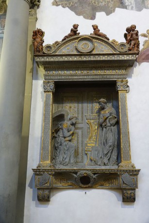 Florencie_bazilika Santa Croce_interiér_Donatello_Zvěstování_1434 (3)