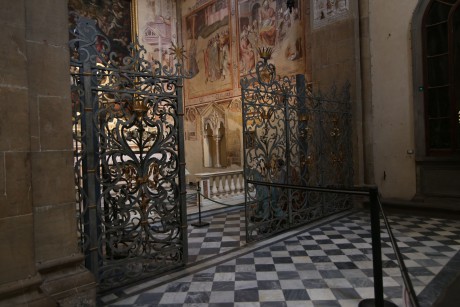 Florencie_Santa Maria Novella_interiér_Cappella Bardi_kovaná mříž_1707