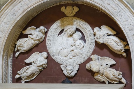 Florencie_Santa Maria Novella_interiér_Cappella di Filippo Strozzi_Strozziho sarkofág_Benedetto da Maiano_1491-98 (1)