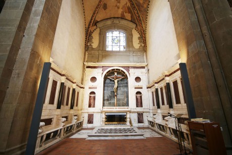 Florencie_Santa Maria Novella_interiér_Cappella Gondi_Brunelleschi_Krucifix (1)