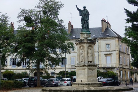 Dijon_náměstí sv. Bernarda (1)