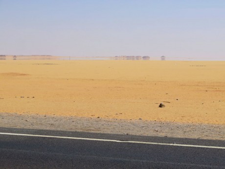 Núbijská poušť _silnice 75_polední fata morgana