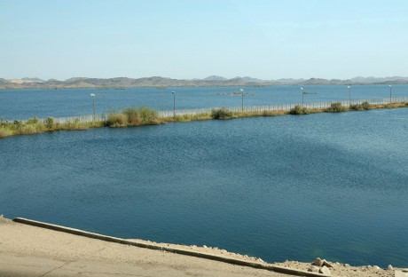 Asuán - Vysoká asuánská přehrada - pohled z hráze na Násirovo jezero-0001