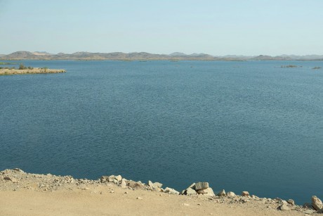 Asuán - Vysoká asuánská přehrada - pohled z hráze na Násirovo jezero-0002