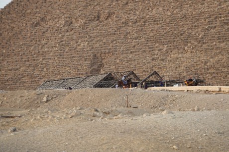 Gíza - Chufuova pyramida - zbytky bývalého Muzea sluneční bárky