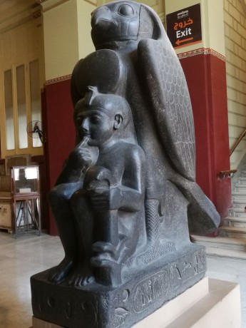 Káhira - Egyptské muzeum - Hor jako ochránce Ramesse II - dítěte (1)