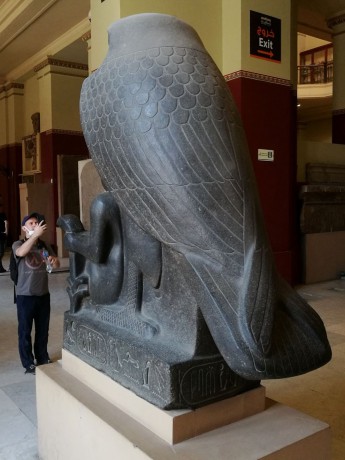 Káhira - Egyptské muzeum - Hor jako ochránce Ramesse II - dítěte (2)