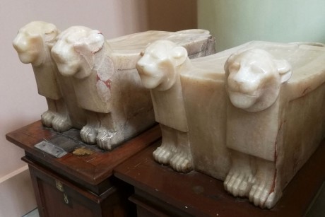 Káhira - Egyptské muzeum - mumifikační stolky (1)