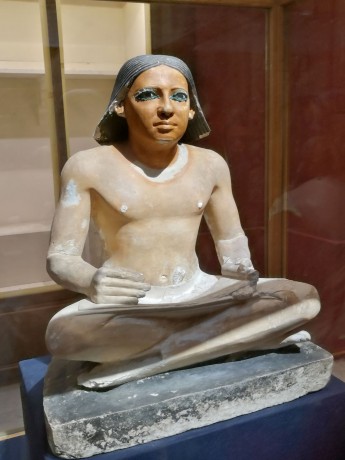 Káhira - Egyptské muzeum - sedící písař - 5. dynestie