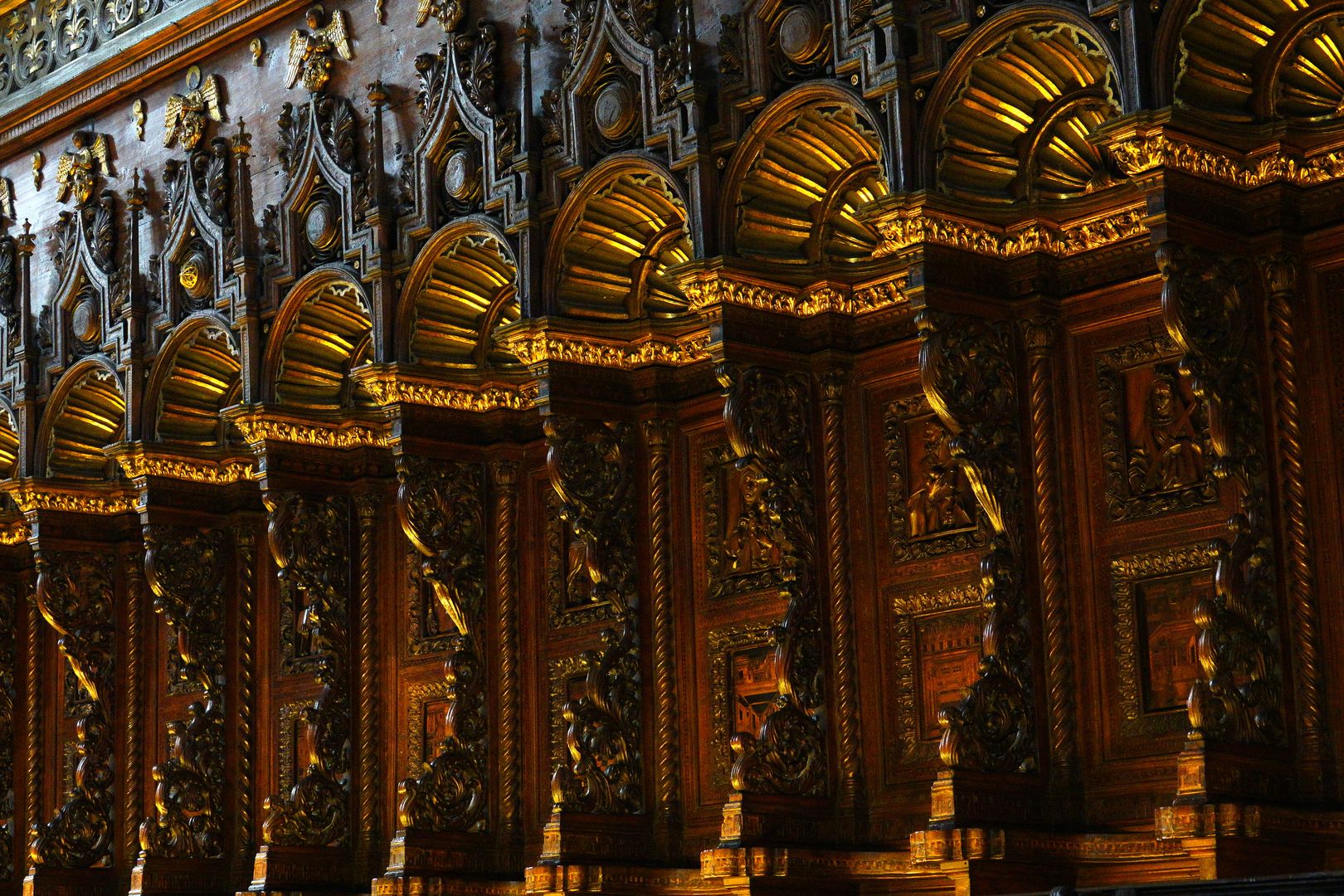 Benátky_Bazilika Santa Maria Gloriosa dei Frari_chórové lavice od Marka Cozziho (2)