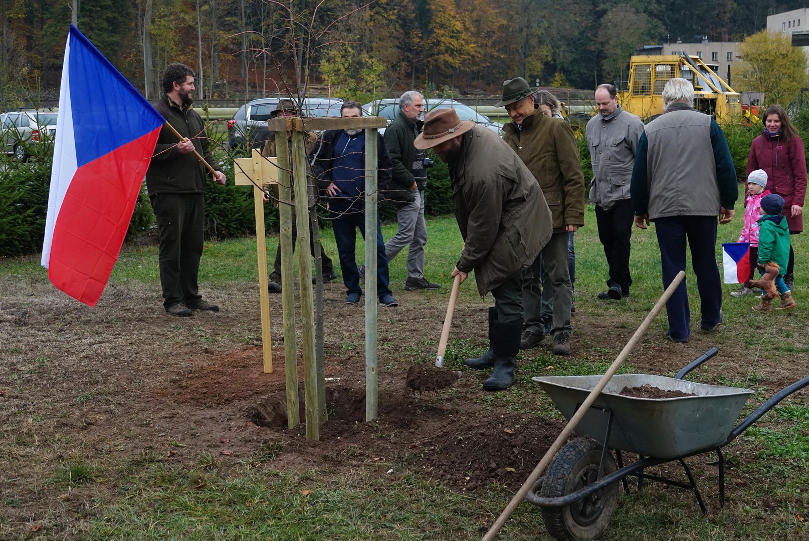 2018_10_26_Výsadba památné lípy na školním polesí České lesnické akademie Trutnov (13)
