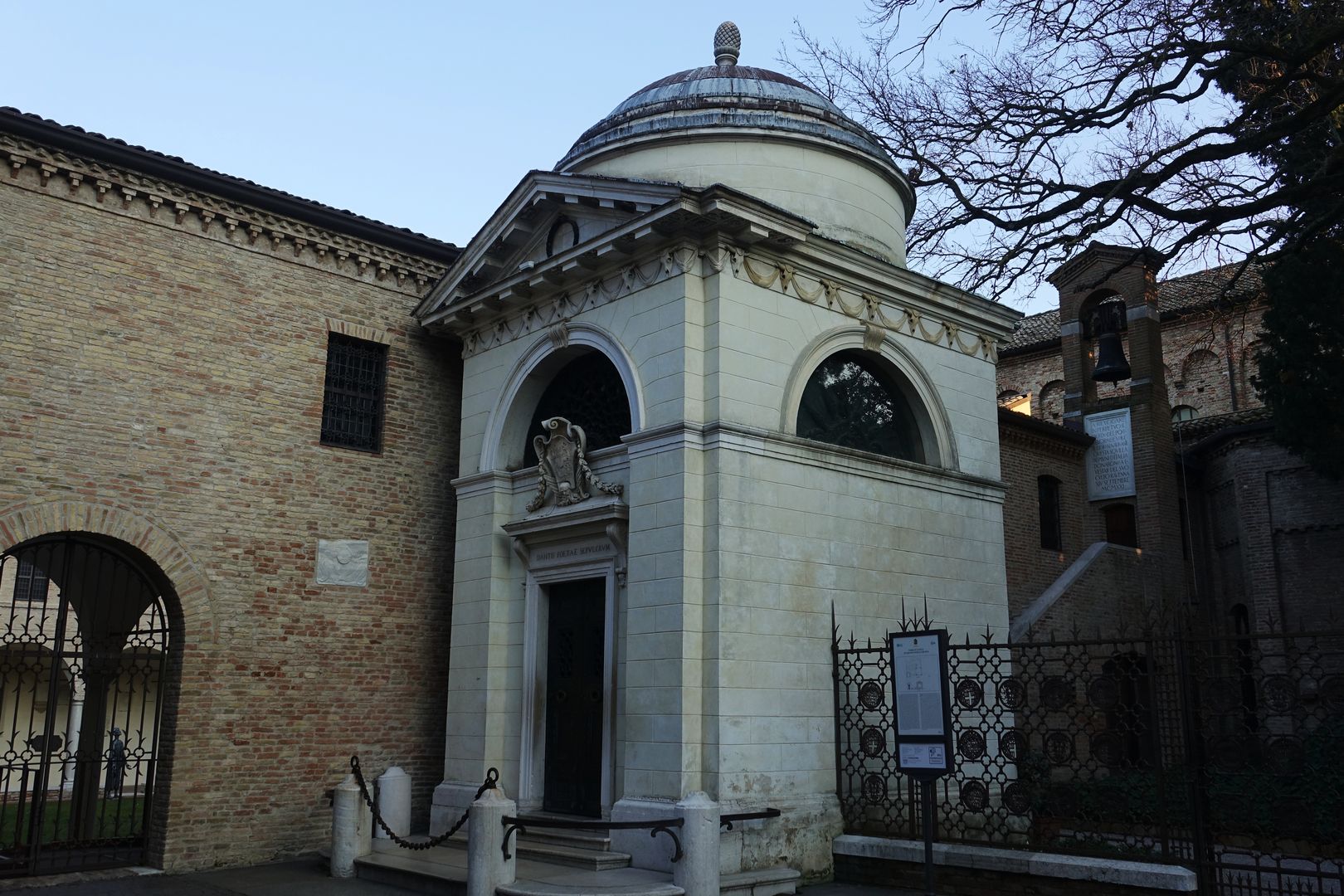 Ravenna_Danteho hrob (1)